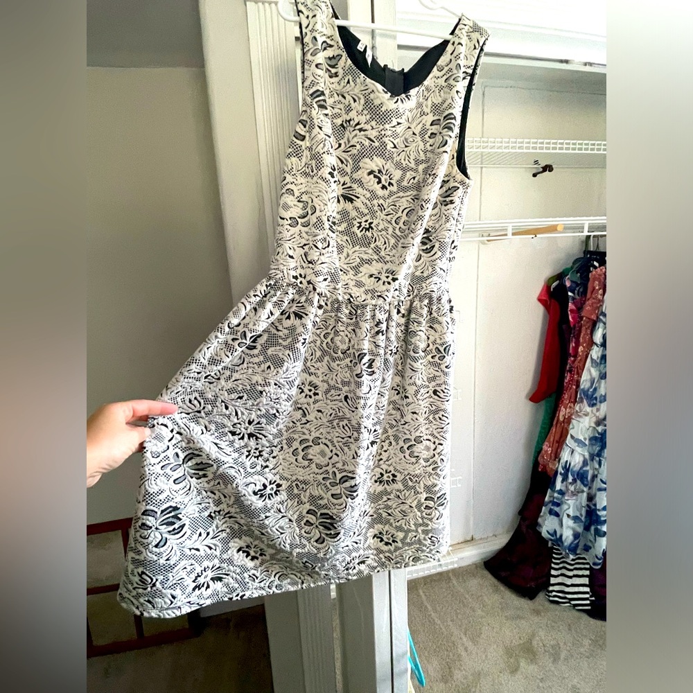 Ladies sleeveless dress in black and grey and cream
